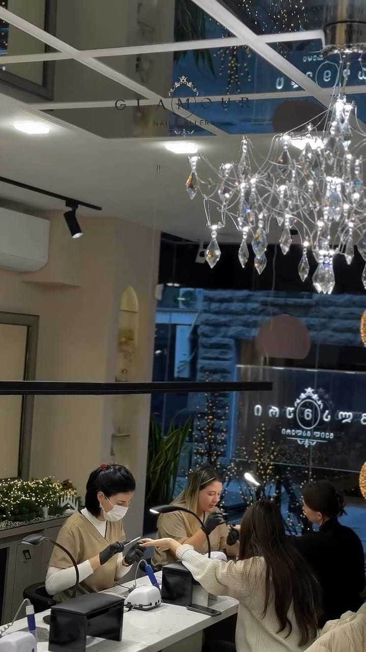 Post 9 by Glamour Nail Gallery on Instagram (video)