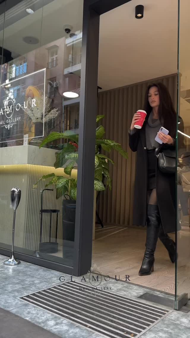 Post 4 by Glamour Nail Gallery on Instagram (video)