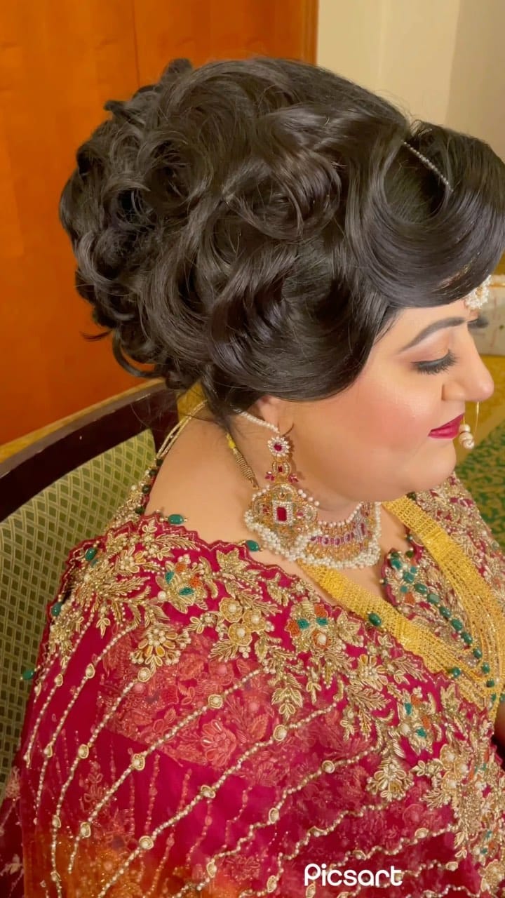 Post 5 by Ghazal Zada - Makeup Artist on Instagram (video)