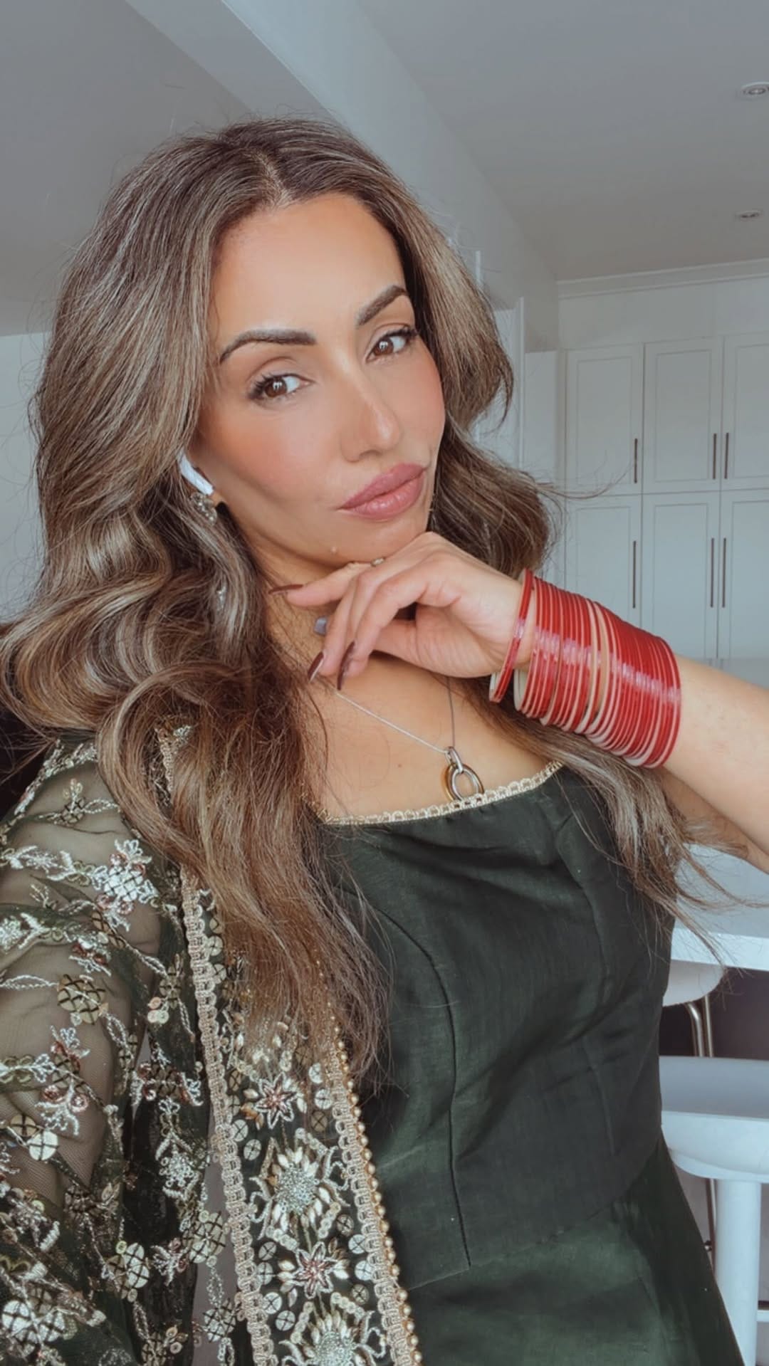Post 3 by Toronto Modern Bridal Makeup & Hair Artist on Instagram (video)