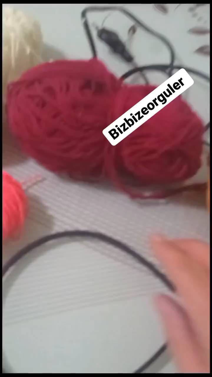 Post 8 by Kudret'le Biz Bize Örgüler on Instagram (video)