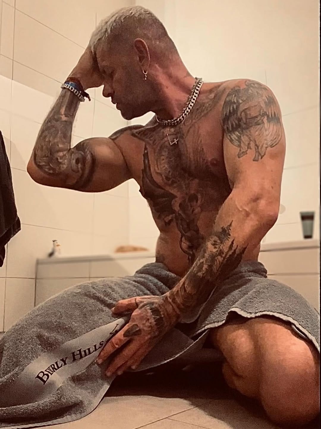 Post 4 by Ronny on Instagram (image)