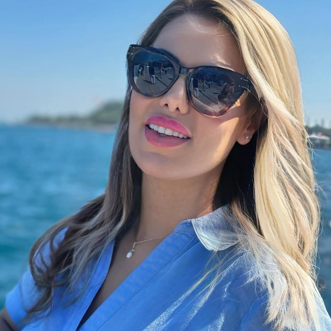 Post 3 by Rosa Ros Moradi on Instagram (image)