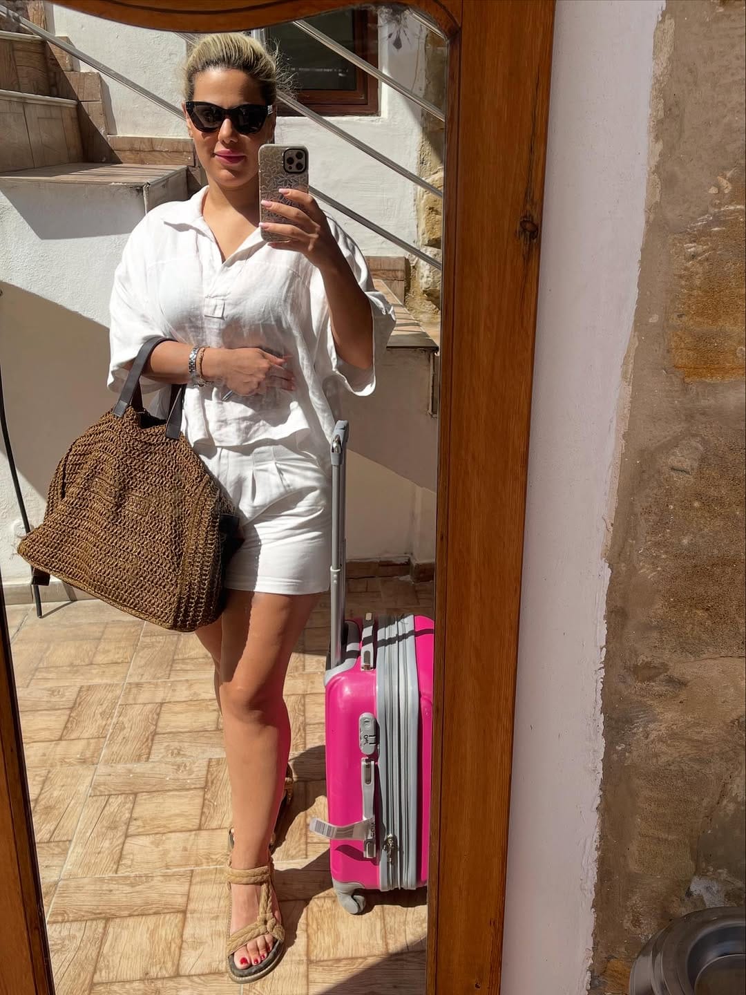 Post 4 by Rosa Ros Moradi on Instagram (carousel)