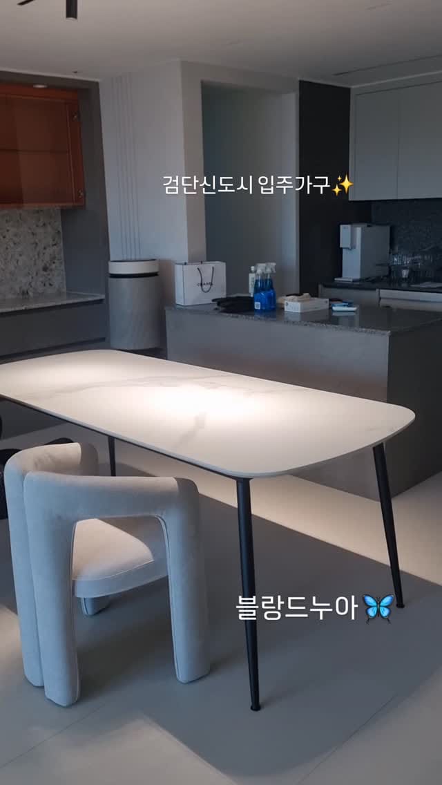 Post 1 by 블랑드누아광주본점\파리피카소\세라믹식탁 on Instagram (video)