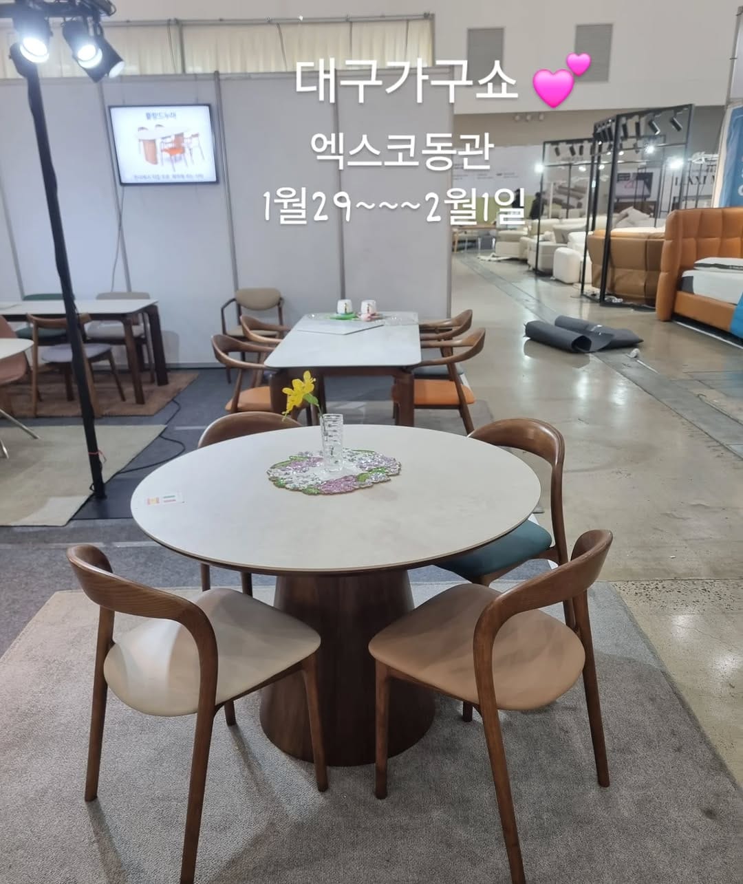 Post 4 by 블랑드누아광주본점\파리피카소\세라믹식탁 on Instagram (carousel)
