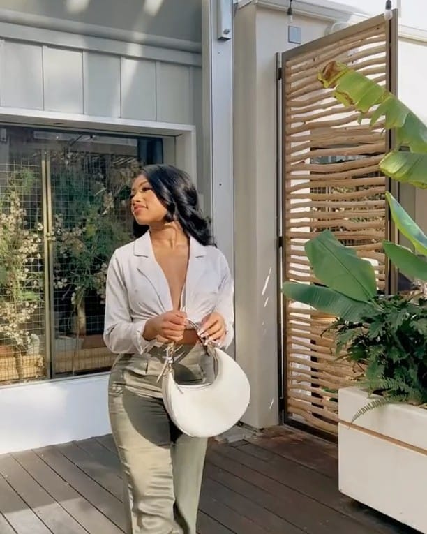 Post 8 by Monise Jay on Instagram (video)