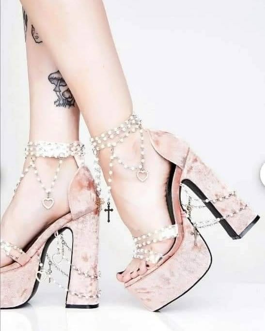 Post 10 by Medusa Vnts on Instagram (carousel)