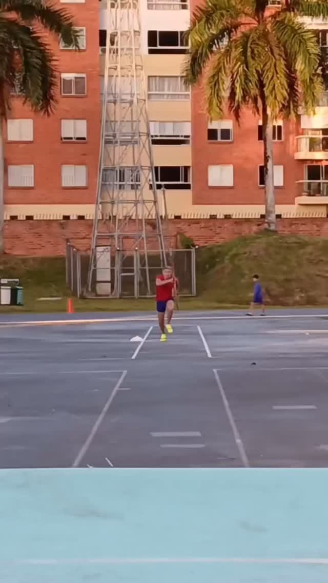 Post 10 by Carlos Amaya 🔵 on Instagram (video)