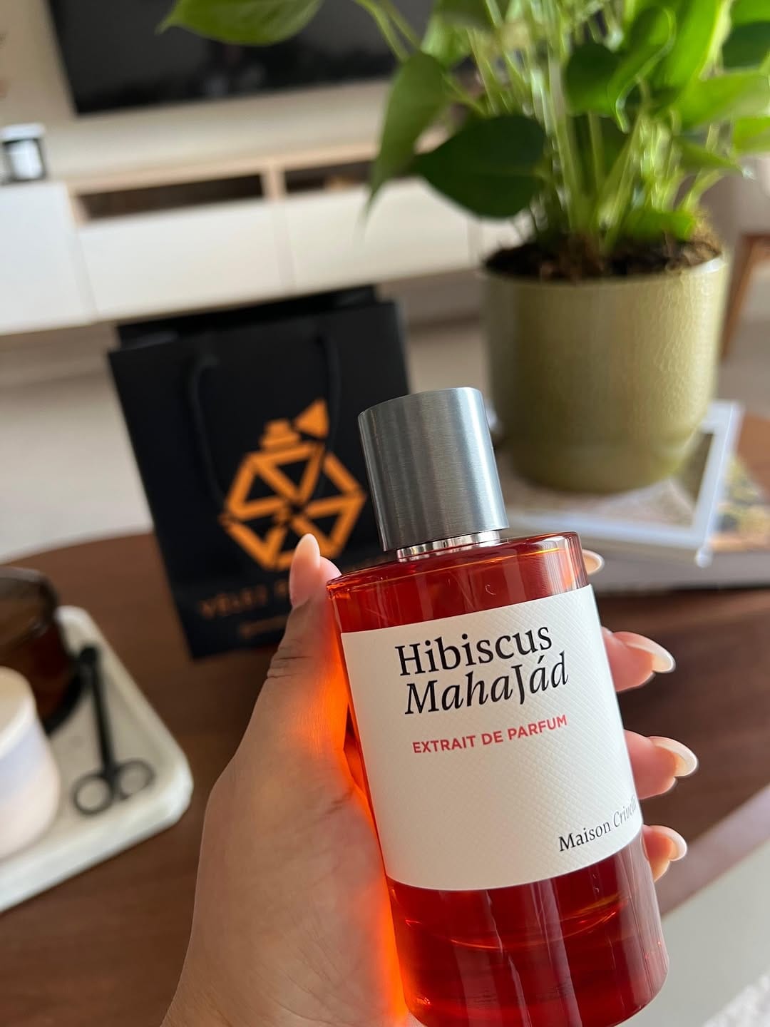 Post 9 by Perfumería Vélez on Instagram (carousel)