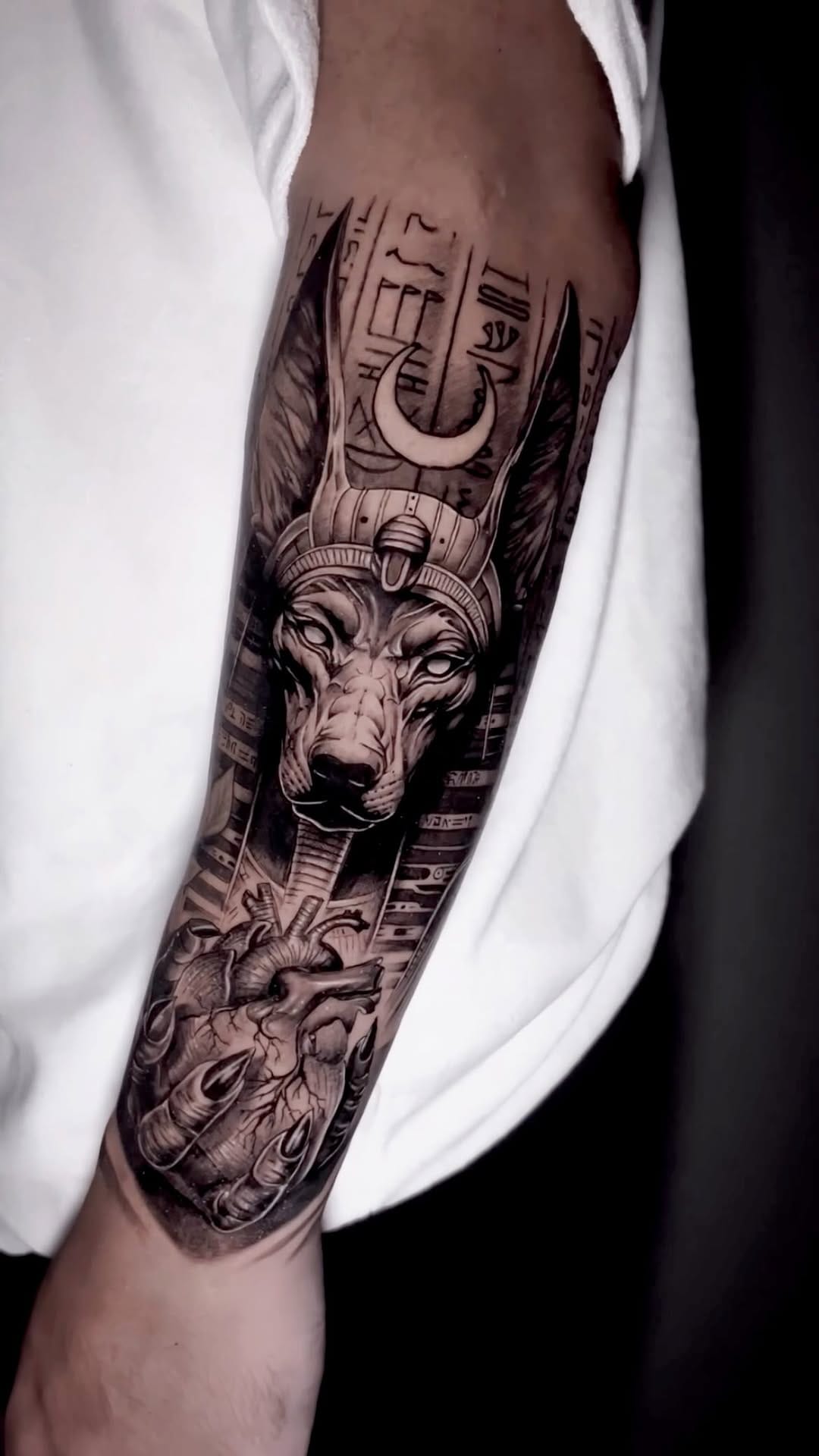 Post 1 by Arloo Tattoo on Instagram (video)