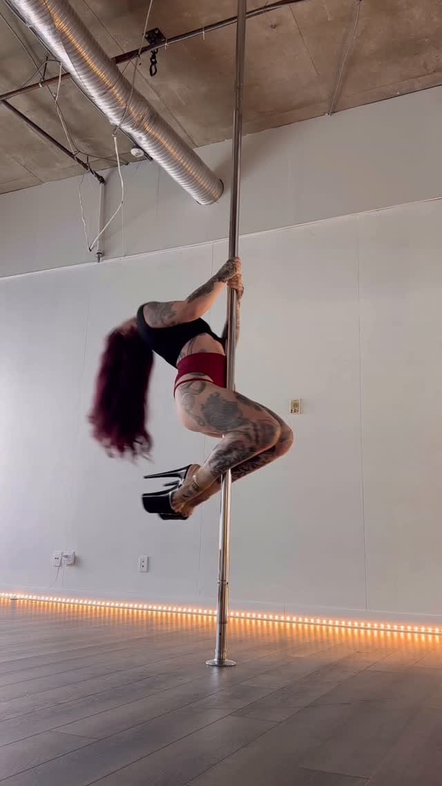 Post 2 by Sarah 🦇 on Instagram (video)