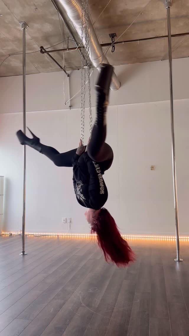 Post 8 by Sarah 🦇 on Instagram (video)