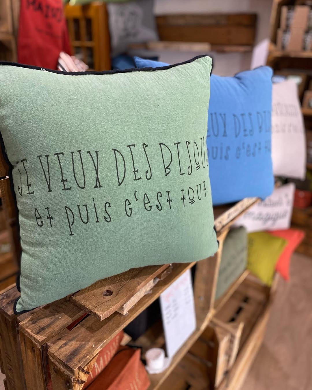 Post 8 by La boutique de Lila on Instagram (carousel)