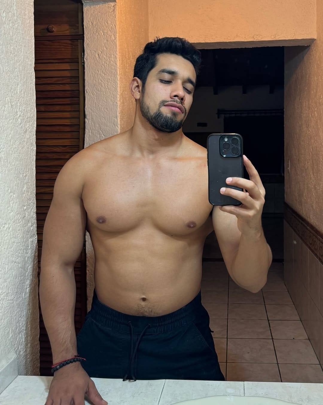 Post 8 by Estefano Navarrete on Instagram (carousel)