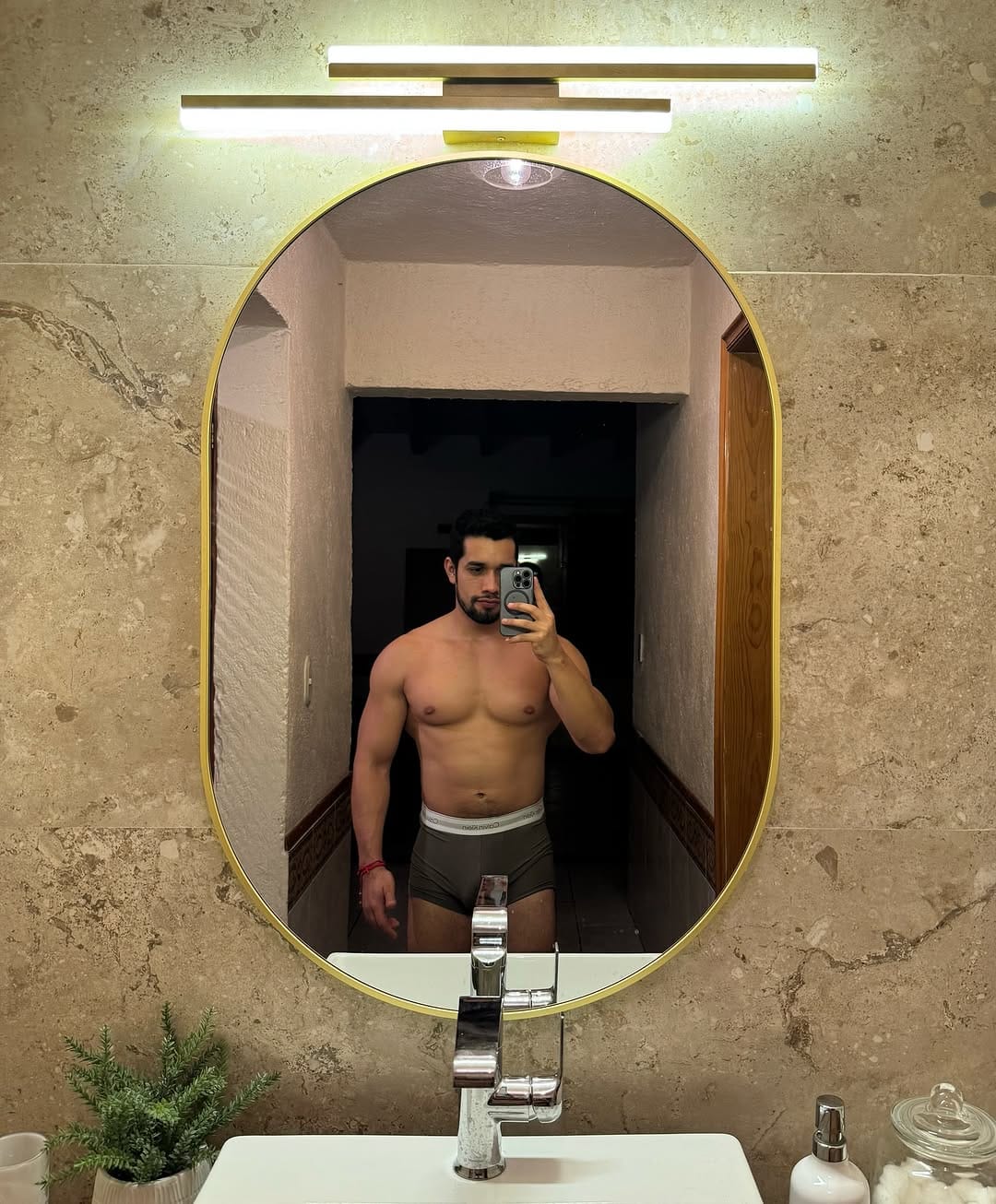 Post 5 by Estefano Navarrete on Instagram (carousel)
