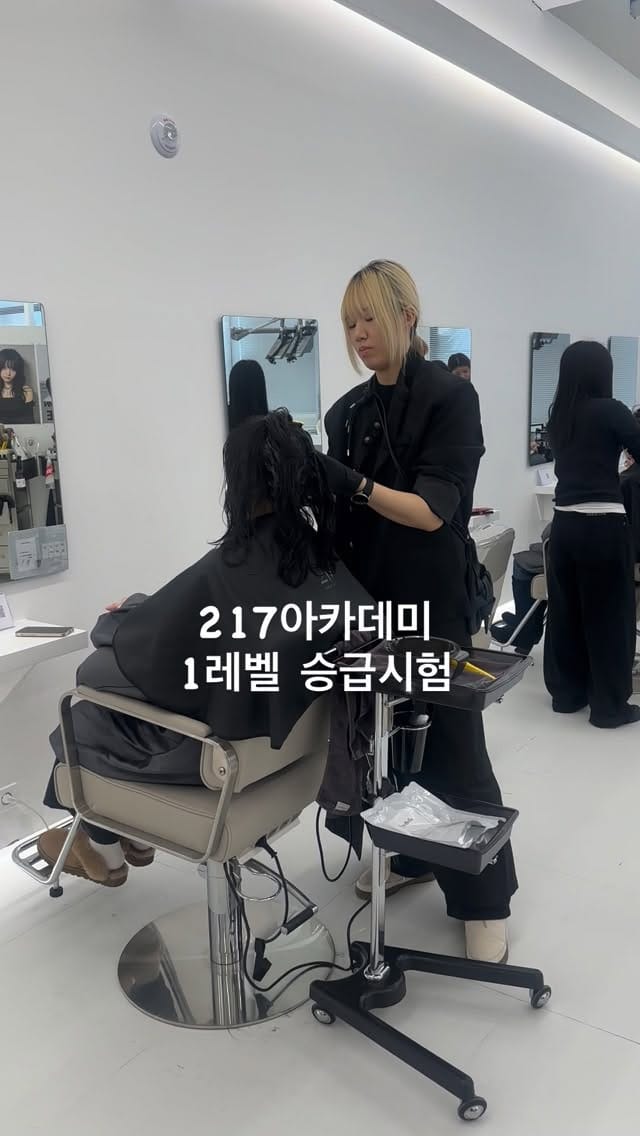 Post 4 by 217헤어살롱 대표 원장 김민지 on Instagram (video)