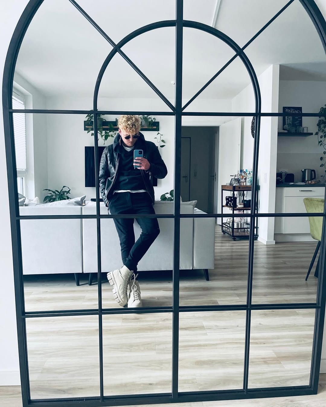 Post 2 by Etienne Groß on Instagram (carousel)