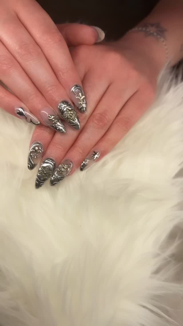 Post 5 by @sarana_nails on Instagram (video)
