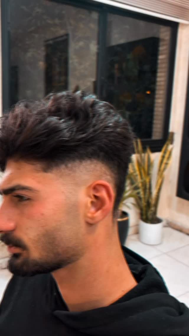 Post 3 by هادی رحیمی ارایشگر و مدرس ارایشگری on Instagram (video)