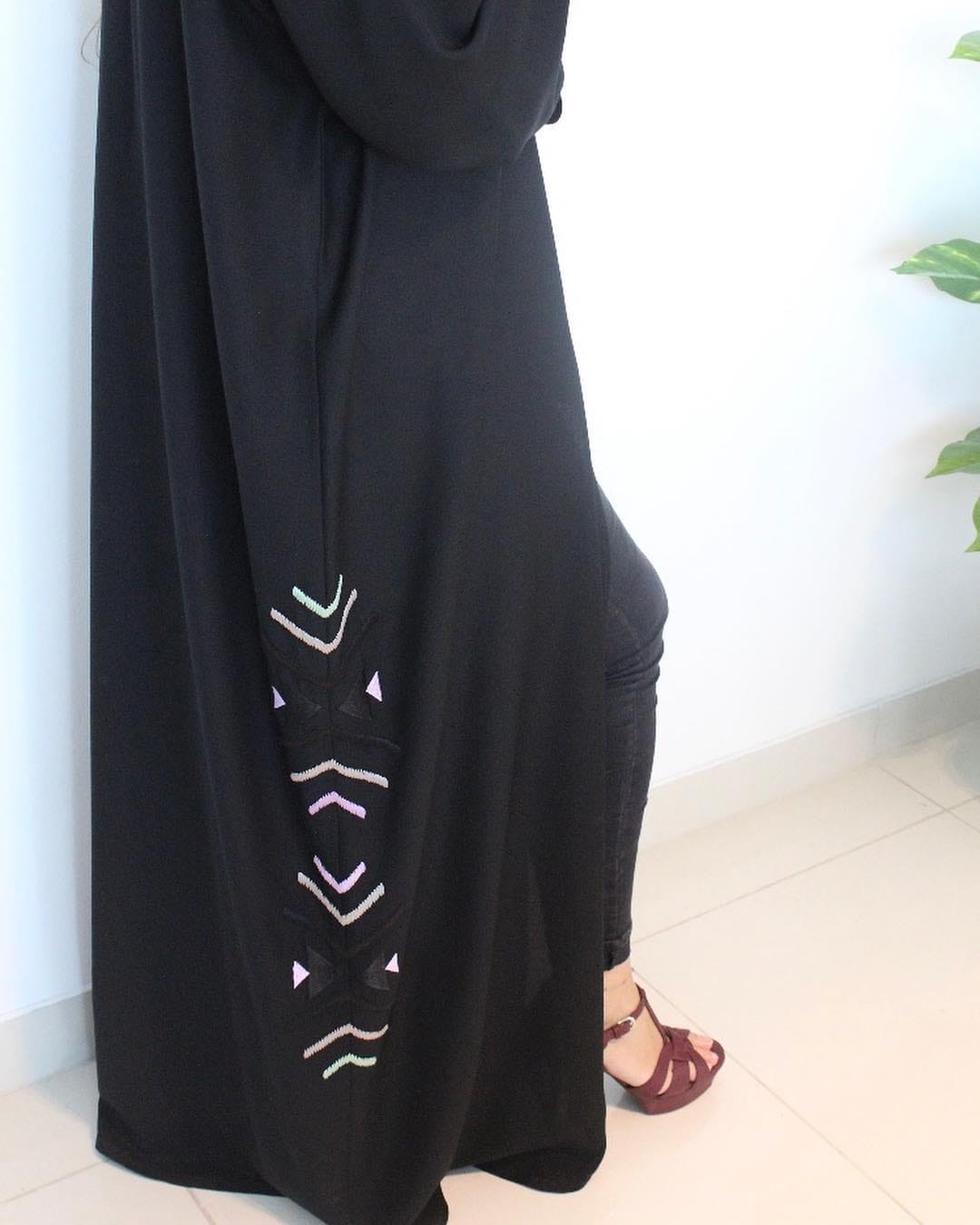Post 7 by French Abayas 🇫🇷 on Instagram (carousel)