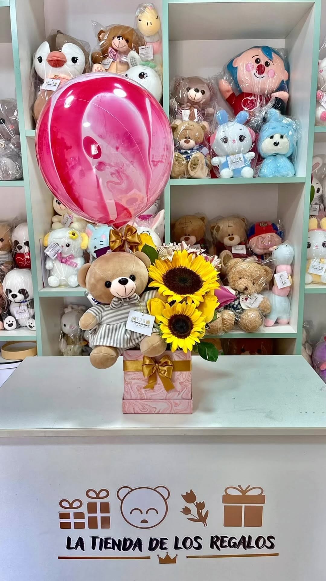 Post 4 by La tienda de los Regalos / Detalles y Arreglos Florales Talara on Instagram (video)