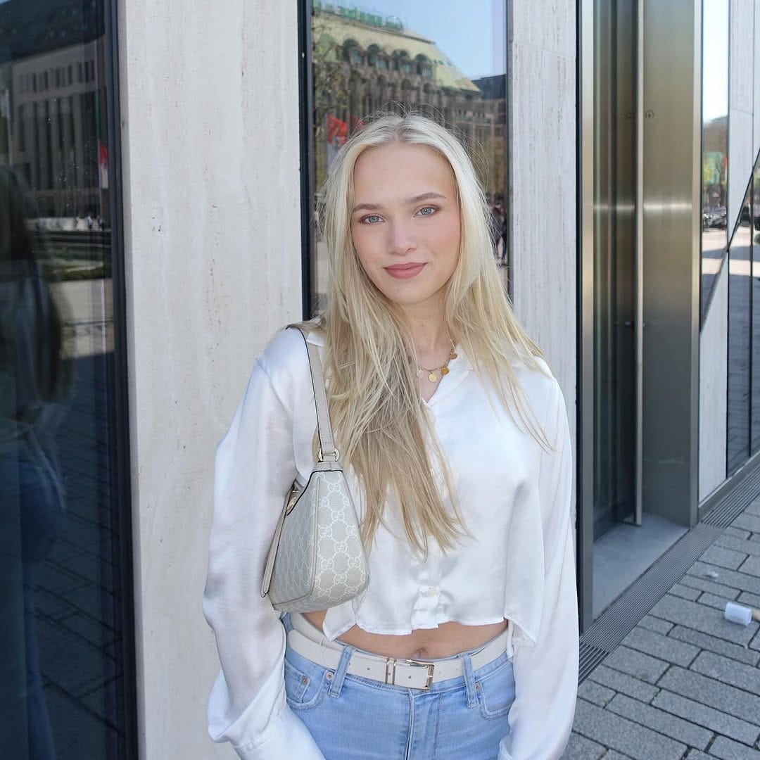 Post 8 by 𝓟𝓲𝓪 on Instagram (carousel)