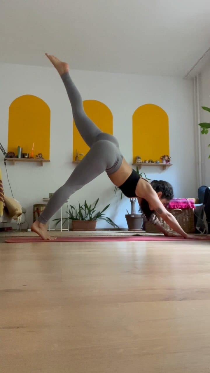Post 10 by Rebeca Fit Me Up! on Instagram (video)