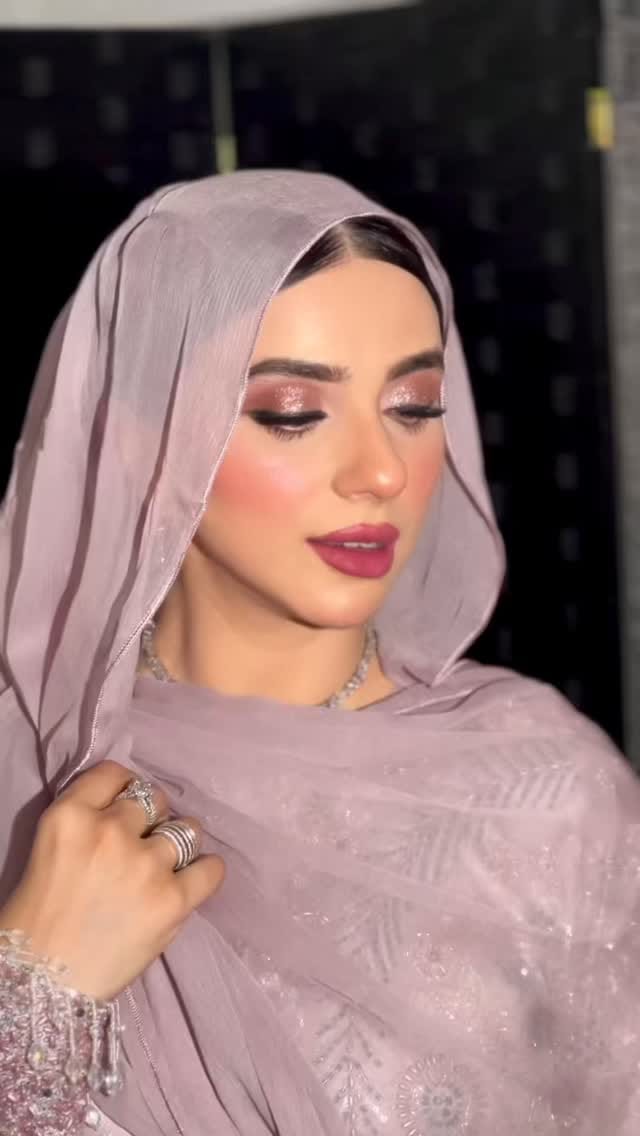 Post 1 by Dubai Makeup Artist 🇦🇪 Nazia Majeed on Instagram (video)