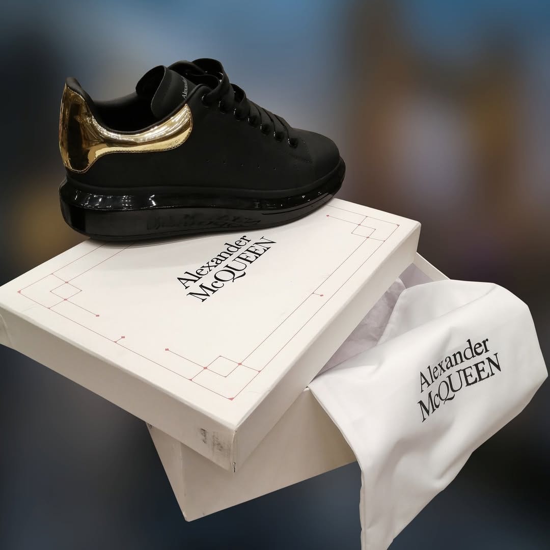 Post 6 by Shoes Store 👟🛍️ on Instagram (carousel)