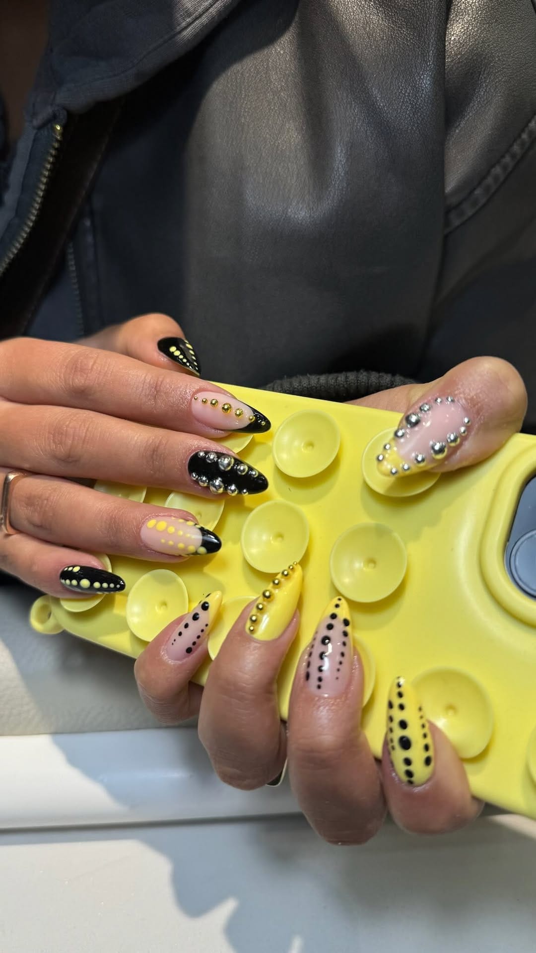 Post 3 by SALON KAYLI • Manucure Russe Paris on Instagram (video)