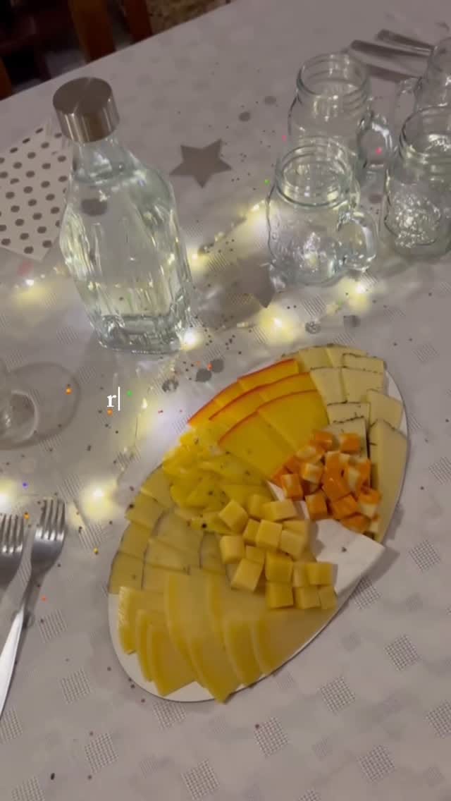 Post 5 by Almacén de quesos on Instagram (video)