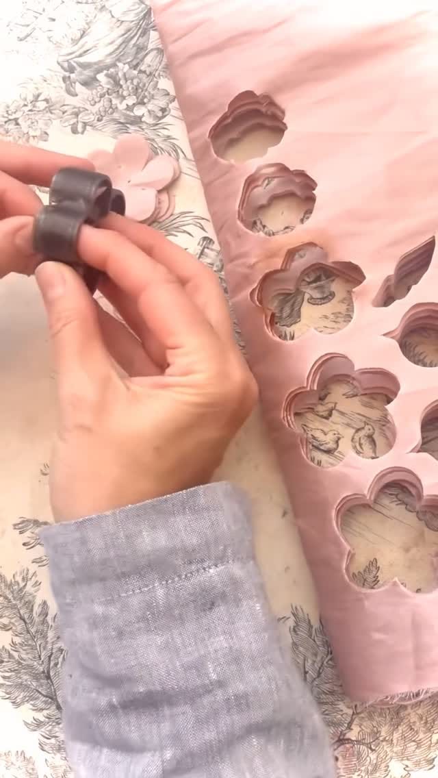 Post 2 by MARIANA BARTUREN Couture on Instagram (video)