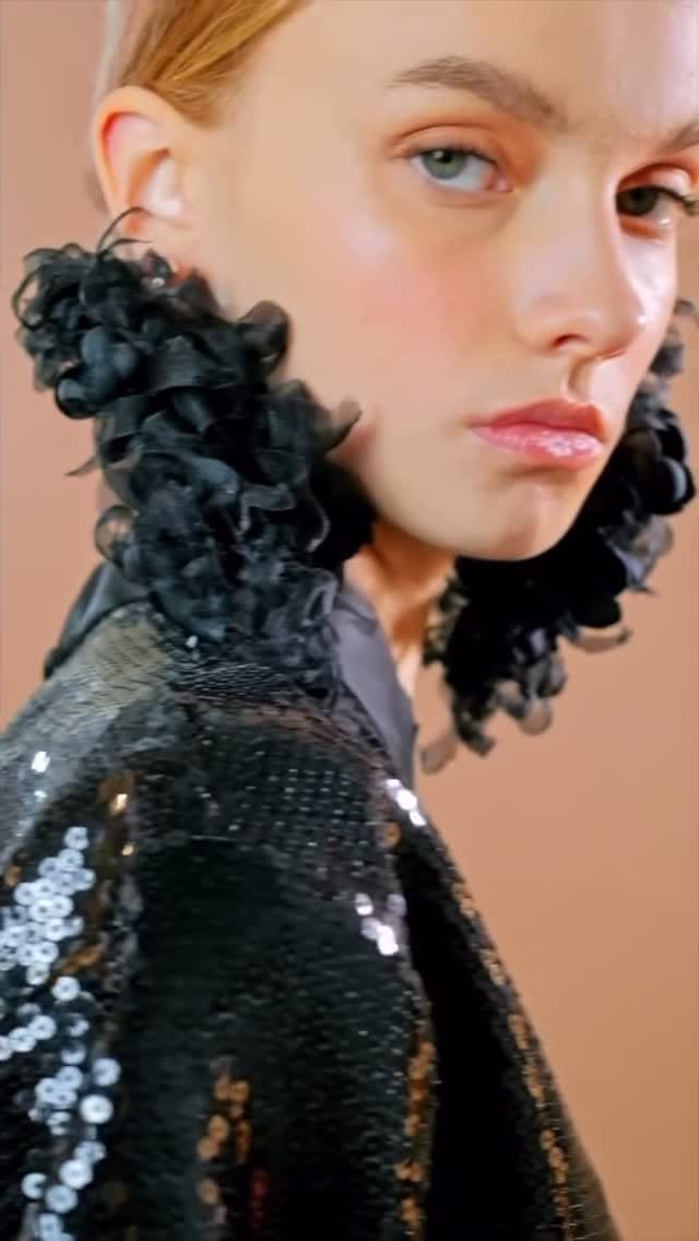 Post 1 by MARIANA BARTUREN Couture on Instagram (video)