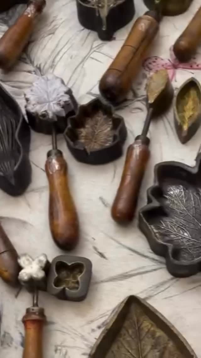 Post 9 by MARIANA BARTUREN Couture on Instagram (video)