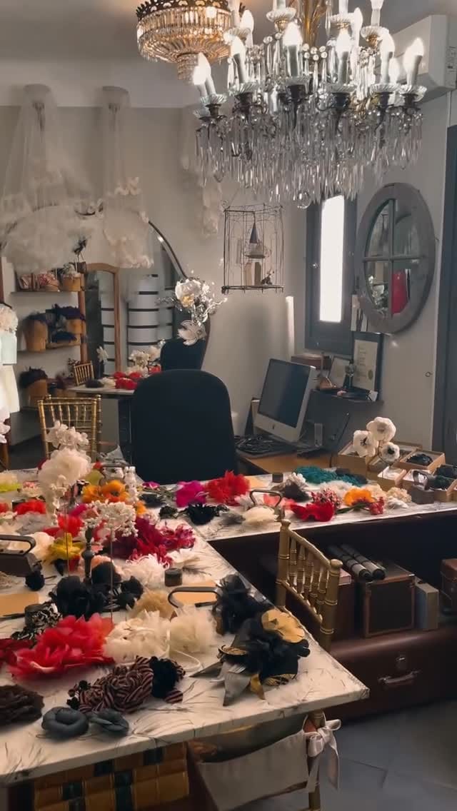 Post 7 by MARIANA BARTUREN Couture on Instagram (video)