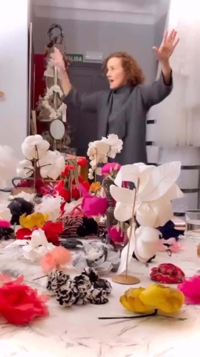 Post 8 by MARIANA BARTUREN Couture on Instagram (video)