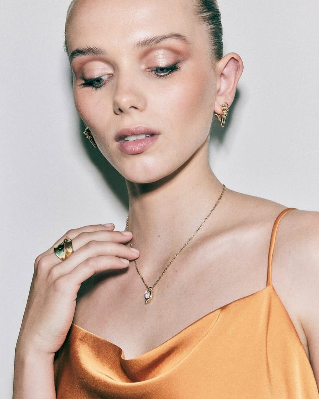 Post 1 by LOLA ALCALUZAC on Instagram (image)