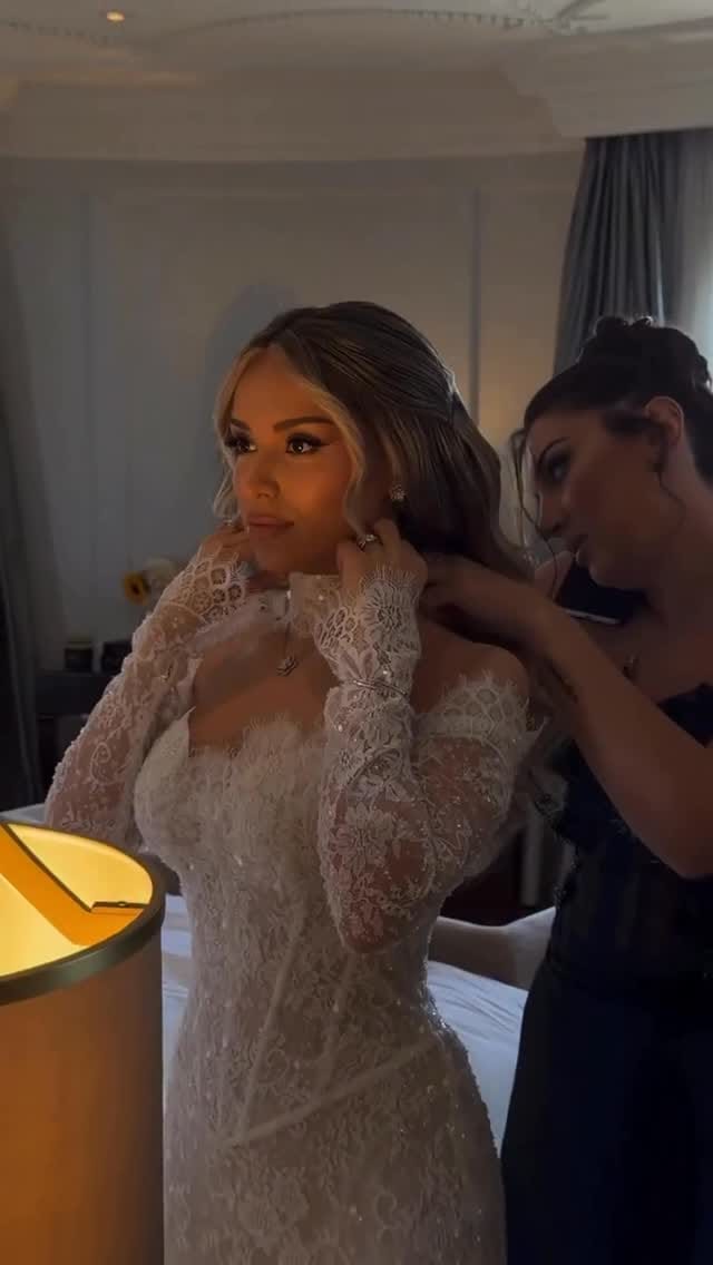 Post 1 by Robe de mariée bordeaux. DIVA Couture on Instagram (video)