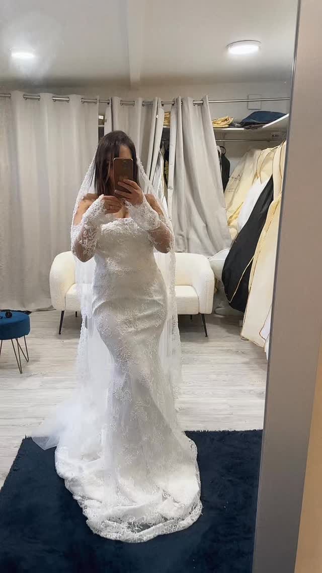Post 3 by Robe de mariée bordeaux. DIVA Couture on Instagram (video)