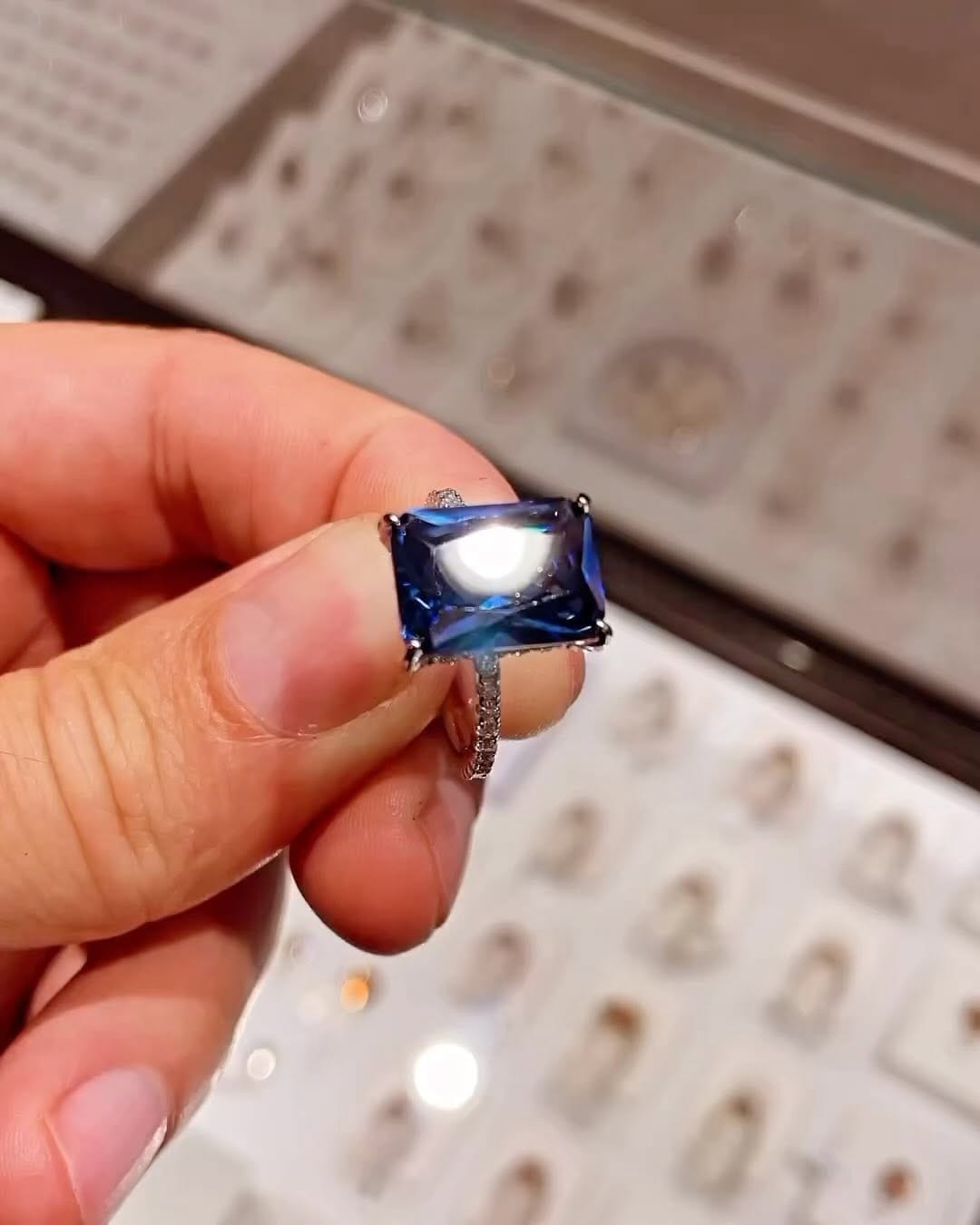Post 8 by Joyeria Azra on Instagram (video)