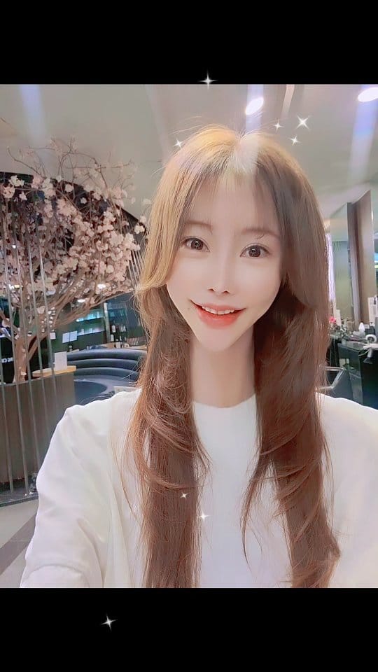 Post 2 by 최현지 🩷 Choi Hyun Ji 🇰🇷 Model / Actress 🎬 on Instagram (video)