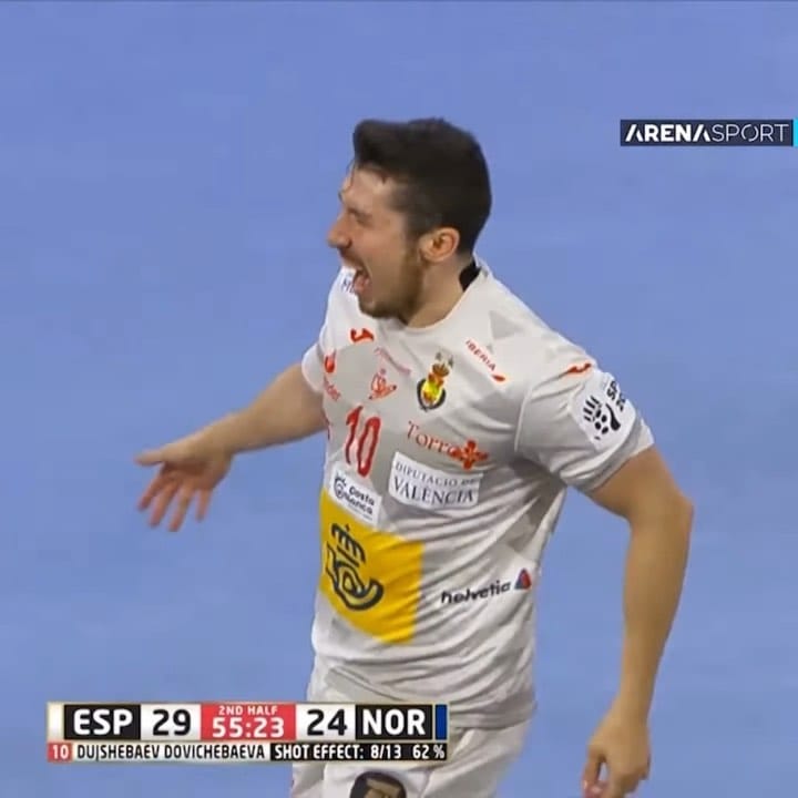 Post 8 by Valonmano Con V on Instagram (video)