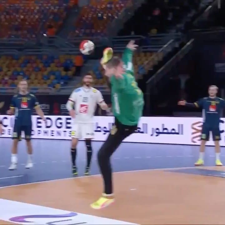 Post 7 by Valonmano Con V on Instagram (video)