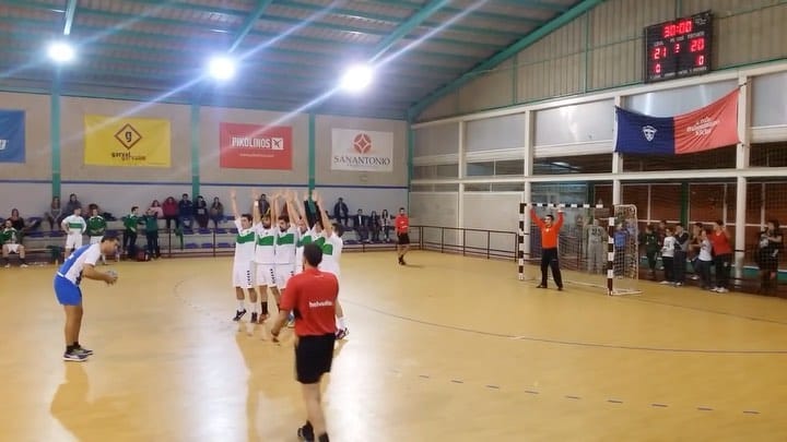 Post 3 by Valonmano Con V on Instagram (video)