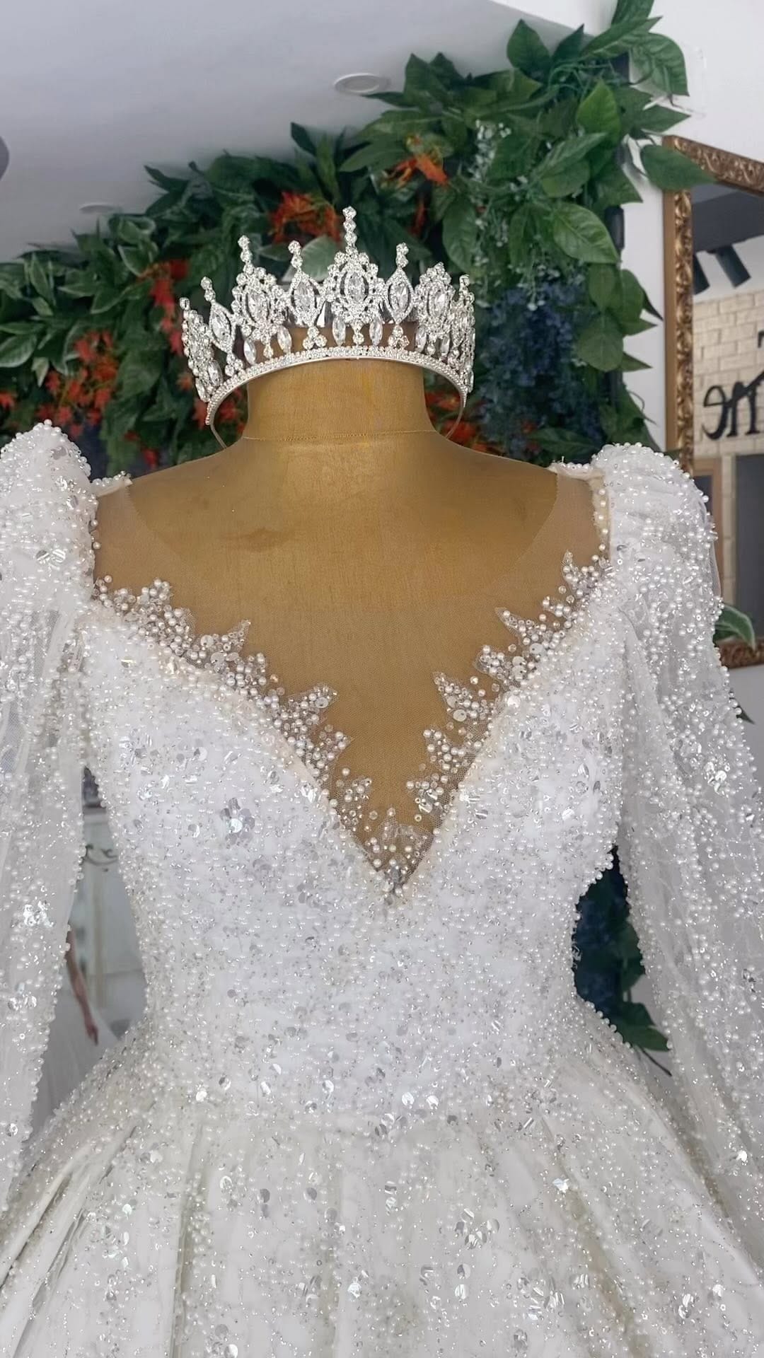 Post 2 by Miss Defne Gelinlik&Kınalık on Instagram (video)
