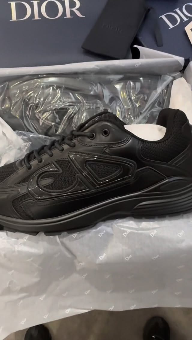 Post 1 by Sneakers Corner 1™ on Instagram (video)