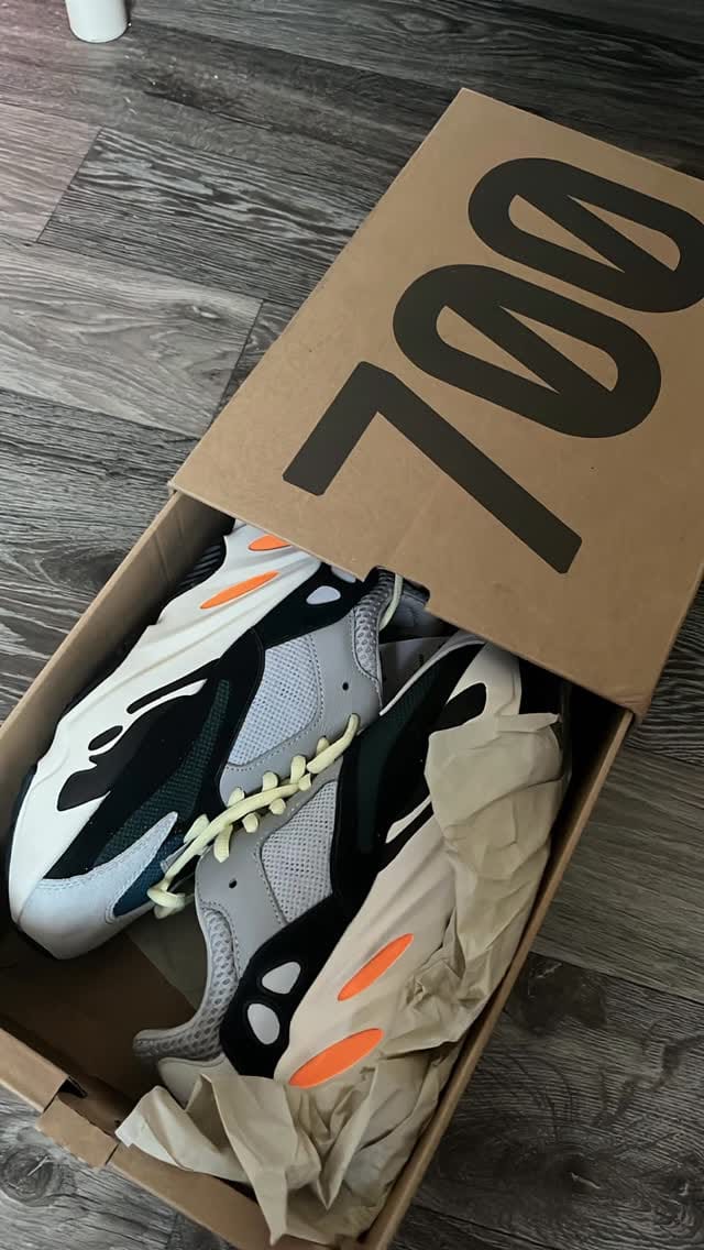 Post 3 by Sneakers Corner 1™ on Instagram (video)