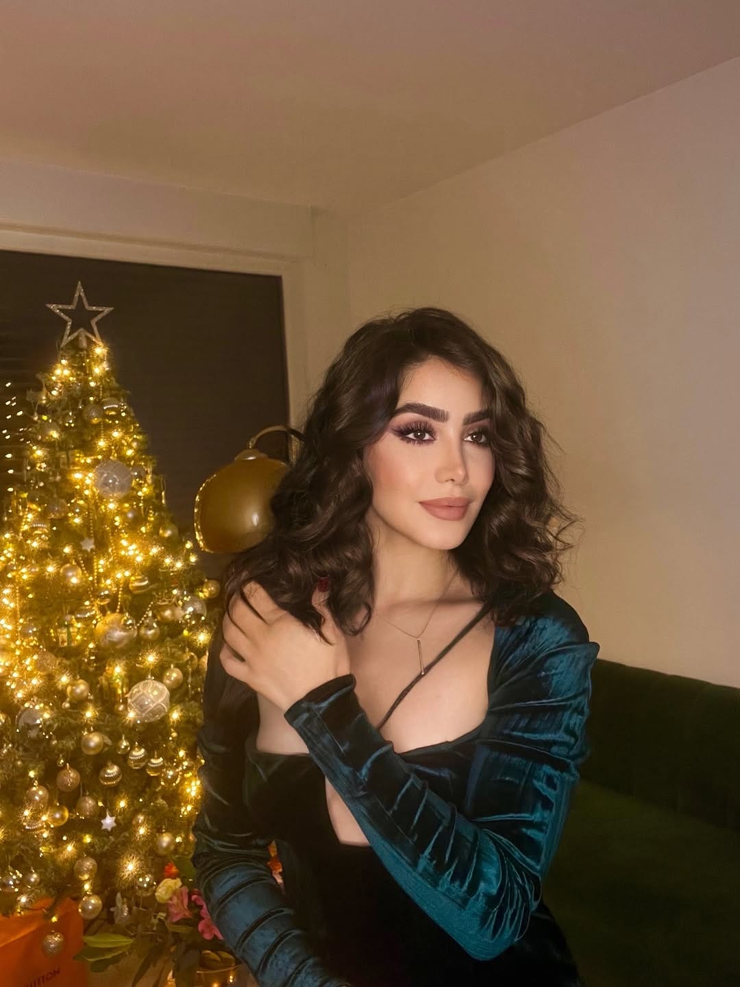 Post 5 by 𝐒𝐄𝐏𝐈𝐃𝐄𝐇 𝐇𝐎𝐒𝐒𝐄𝐈𝐍𝐈 on Instagram (carousel)