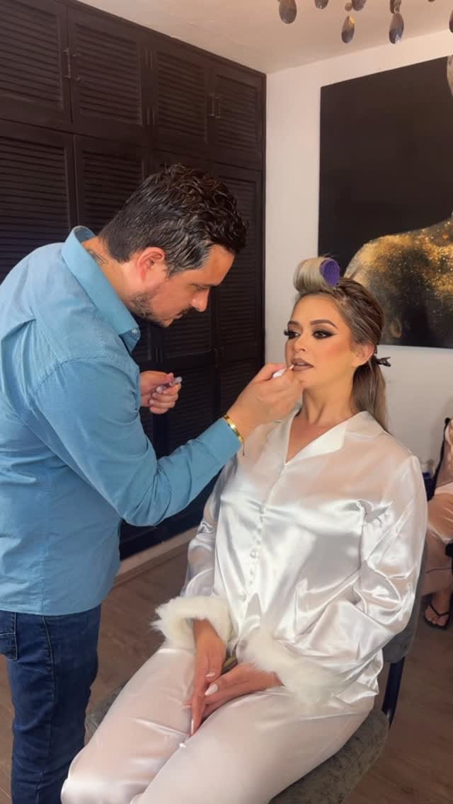 Post 6 by EDUARDO  RODRÍGUEZ MAKEUP on Instagram (video)